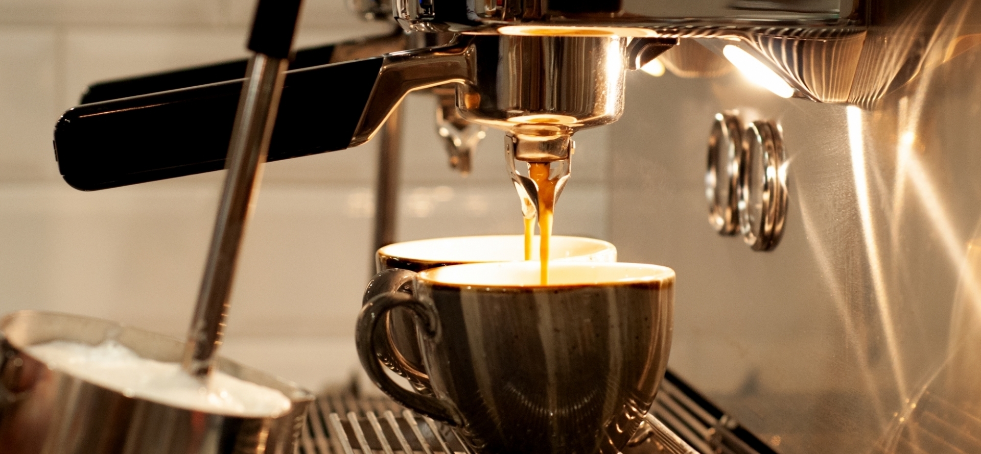 „Mit Kaffee und Humor kommt man dem Stress zuvor." - Willy Meurer

Frischer Fairtrade-Kaffee in vielen Varianten - im Bistro genießen
oder auch zum Mitnehmen im Recup-Becher.
