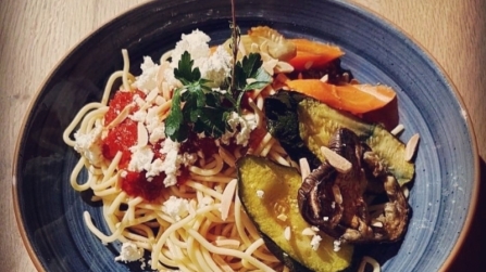 Spaghetti mit Feta, Melone, Pilzen, Zucchini und Tomaten.