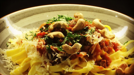 Pastatella mit Bandnudeln, Cashews und Tomatensoße.