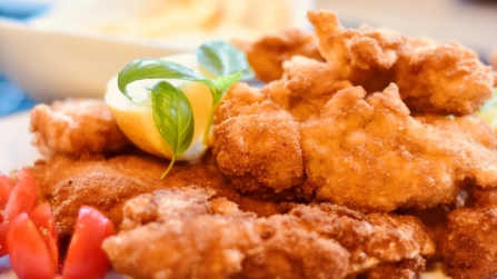 Schnitzel mit Zitronenscheibe.